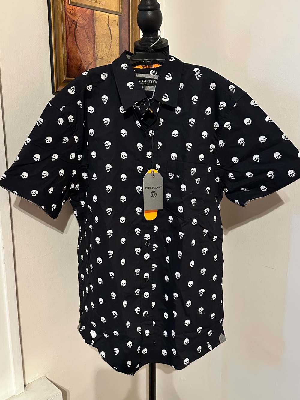 NEW Free Planet Men’s Halloween Short Sleeve Button Up Black Skull Print (L)